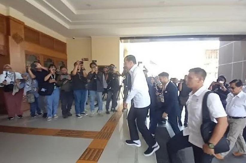 title Penampakan Jokowi sebelum Diperiksa soal Ijazah Palsu di Polresta Solo, Sempat Sapa Wartawan! Penampakan Jokowi sebelum Diperiksa soal Ijazah Palsu di Polresta Solo, Sempat Sapa Wartawan!