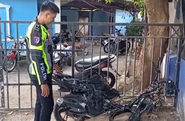 title Kecelakaan Maut Pengendara Motor Tabrakan dengan Innova di Pasuruan, Keluarga Histeris Kecelakaan Maut Pengendara Motor Tabrakan dengan Innova di Pasuruan, Keluarga Histeris