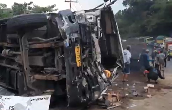 title Kecelakaan 2 Truk Terguling di Gentong Tasikmalaya, Arus Lalin Macet Parah Kecelakaan 2 Truk Terguling di Gentong Tasikmalaya, Arus Lalin Macet Parah