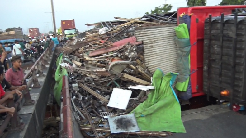 Tragis! Truk Bermuatan Besi Terguling di Flyover Semarang, Pemotor Tewas Tertimpa