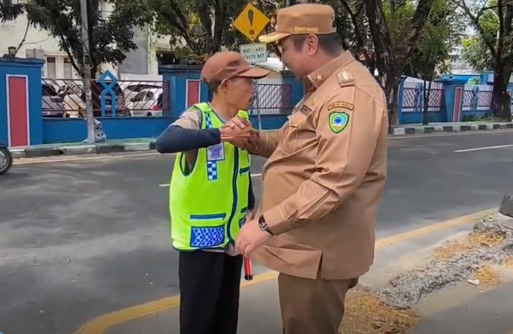 Jukir Heroik Dihadiahi Sepeda Bupati Maros usai Viral Kawal Ambulans Kena Macet