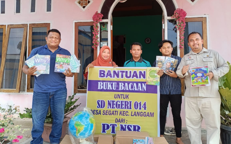 PT Nusantara Sentosa Raya Salurkan Bantuan Buku Bacaan untuk SDN 014 Segati