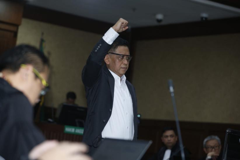 Momen Hasto Kristiyanto Acungkan Salam 3 Jari Sebelum Sidang Vonis - Bagian 2