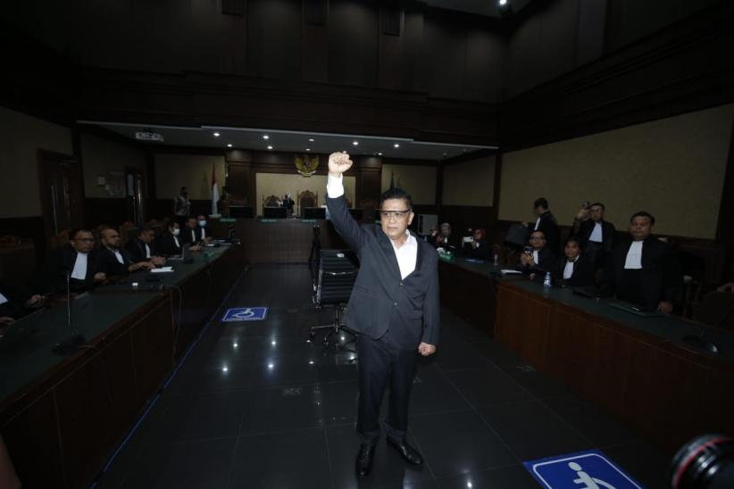 Momen Hasto Kristiyanto Acungkan Salam 3 Jari Sebelum Sidang Vonis - Bagian 3