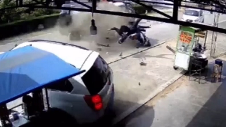 Detik-Detik 3 Kendaraan Kecelakaan Beruntun di Cilacap Terekam CCTV, Pemotor Terpental