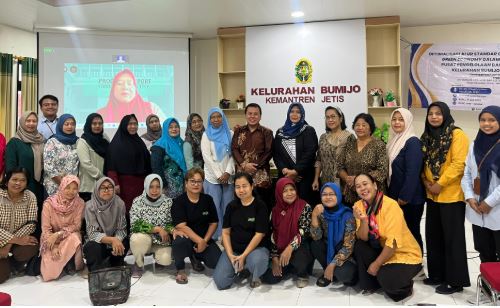 title Tim FEB UNY Latih Warga Bumijo Jogja Tata Kelola Bank Sampah Berbasis Green Economy Tim FEB UNY Latih Warga Bumijo Jogja Tata Kelola Bank Sampah Berbasis Green Economy