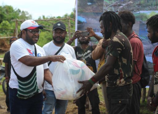 Semangati Mahasiswa Bangun Asrama, Perindo Papua Tengah Bantu Peralatan Olahraga