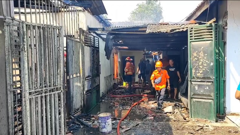 Toko Spons dan Rumah di Pasuruan Ludes, Diduga Dibakar OTK
