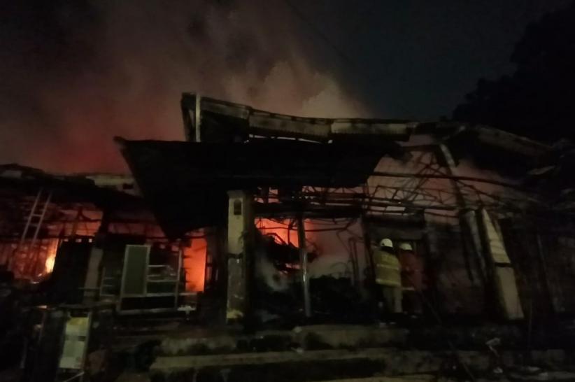 Pasar Taman Puring Kebakaran, Pertokoan Ludes Dilalap Api - Bagian 2
