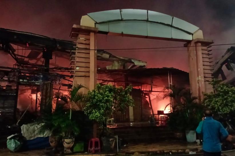 Pasar Taman Puring Kebakaran, Pertokoan Ludes Dilalap Api - Bagian 3
