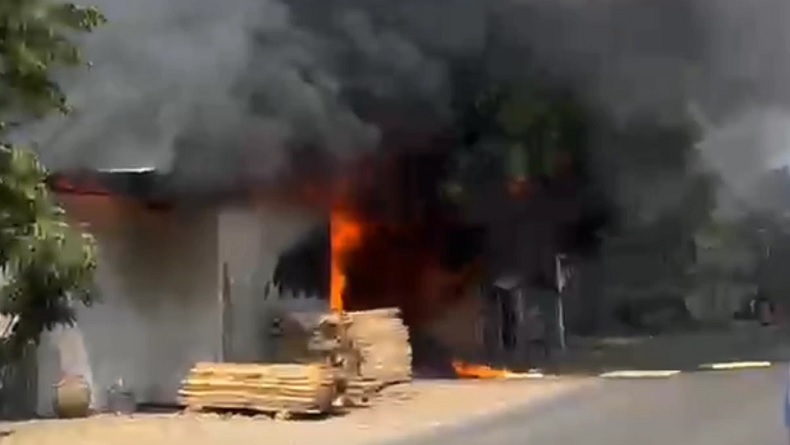 Toko Spons Sekaligus Rumah di Pasuruan Hangus Terbakar