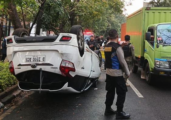 title Kecelakaan Toyota Yaris Terbalik usai Tabrak 2 Kendaraan di Bandung, 2 Luka-Luka Kecelakaan Toyota Yaris Terbalik usai Tabrak 2 Kendaraan di Bandung, 2 Luka-Luka