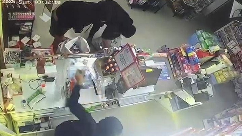 Pembobolan Minimarket di Cirebon Terekam CCTV, Pelaku 3 Orang
