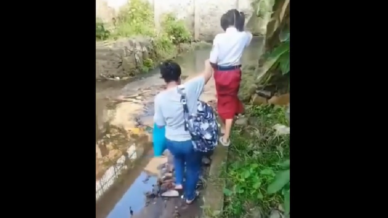 Viral Siswi SD di Semarang, Susuri Sungai ke Sekolah karena Akses Ditutup Seorang Pengacara