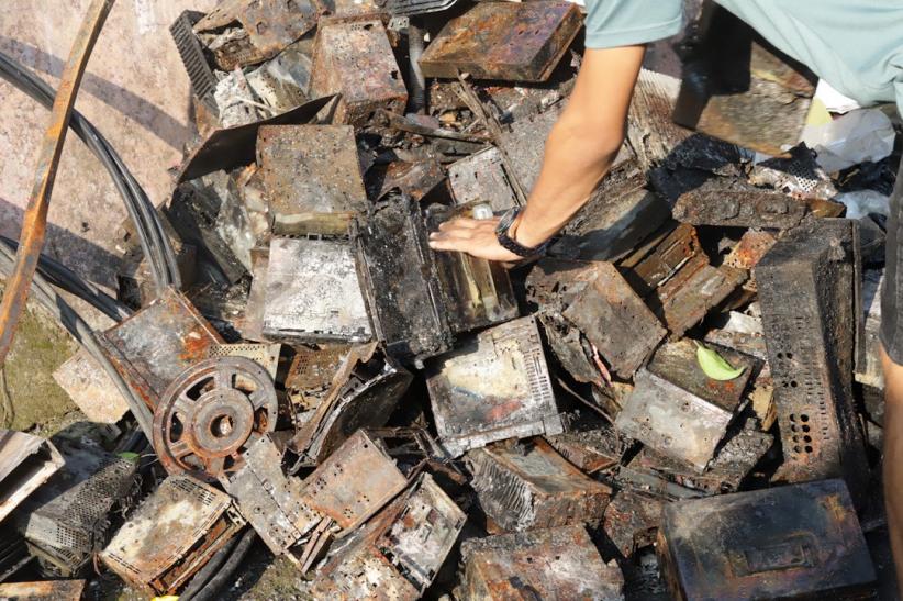 Pedagang Pasar Taman Puring Mengais Sisa Barang Pascakebakaran - Bagian 7