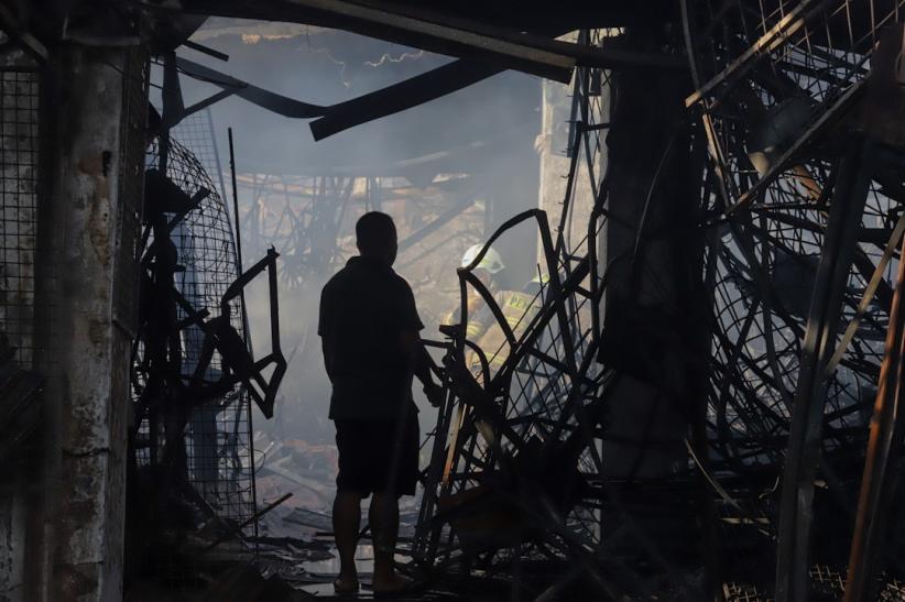 Pedagang Pasar Taman Puring Mengais Sisa Barang Pascakebakaran - Bagian 6