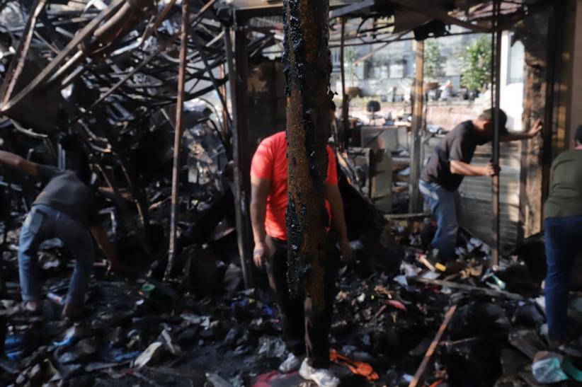 Pedagang Pasar Taman Puring Mengais Sisa Barang Pascakebakaran - Bagian 2