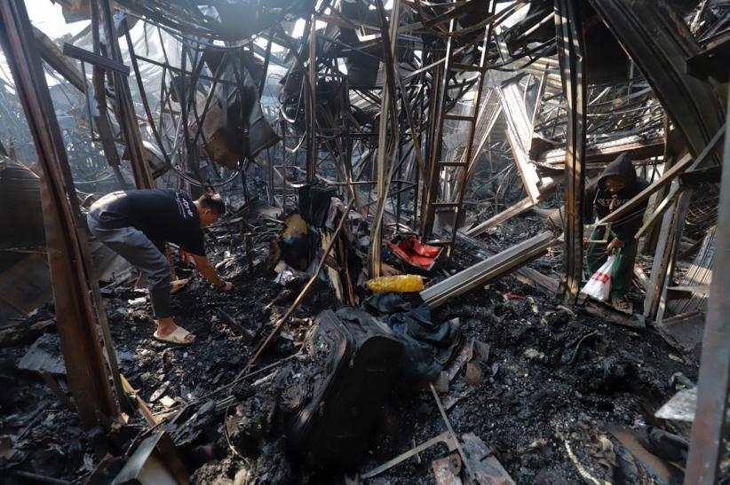 Pedagang Pasar Taman Puring Mengais Sisa Barang Pascakebakaran - Bagian 3