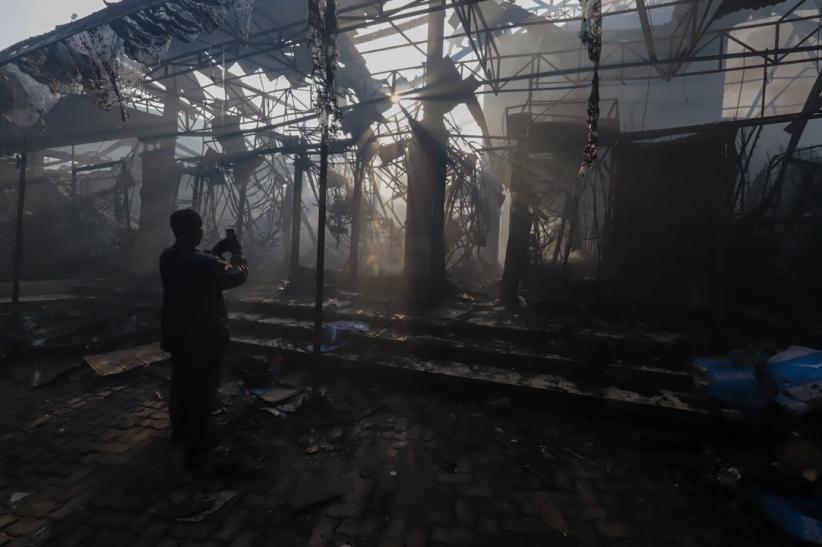 Pedagang Pasar Taman Puring Mengais Sisa Barang Pascakebakaran - Bagian 1