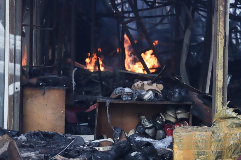 Pedagang Pasar Taman Puring Mengais Sisa Barang Pascakebakaran - Bagian 4