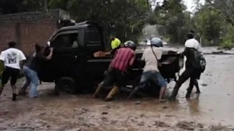Banjir Lahar Dingin Gunung Lewotobi Laki-laki Tutup Jalur Trans Flores, Mobil Nyaris Terseret