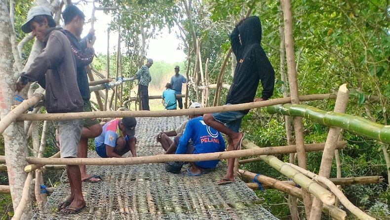 Peduli Petani Kupang, Anggota DPRD dari Perindo Ikut Bantu Bangun Jembatan Darurat