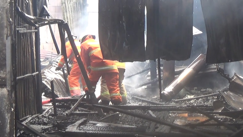 Kebakaran Mess Pekerja di Permukiman Padat Rungkut Surabaya, Warga Panik 