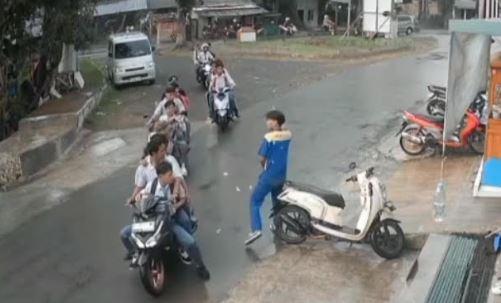Viral Gerombolan Pelajar Bermotor di Lebak Serang Siswa SMK saat PKL