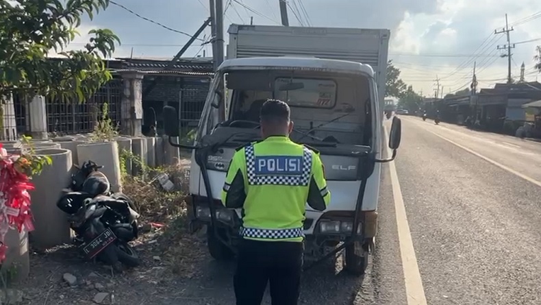 Tabrakan dengan Mobil Boks, Pemotor di Bangkalan Terpental ke Parit 