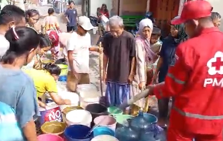 title 5 Desa di Tegal Krisis Air Bersih Dampak Musim Kemarau, Warga Berebut Bantuan Air 5 Desa di Tegal Krisis Air Bersih Dampak Musim Kemarau, Warga Berebut Bantuan Air