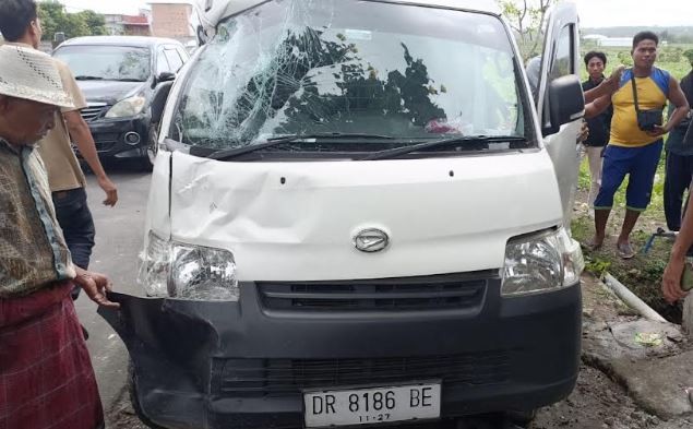 Pikap Angkut Buruh Tani Tabrak Gran Max di Lombok Tengah, 1 Tewas 7 Luka-Luka