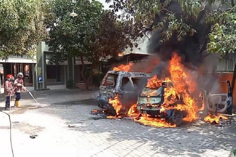 Geger! 3 Mobil Terbakar di Halaman Masjid Al-Falah Cirebon, kok Bisa?