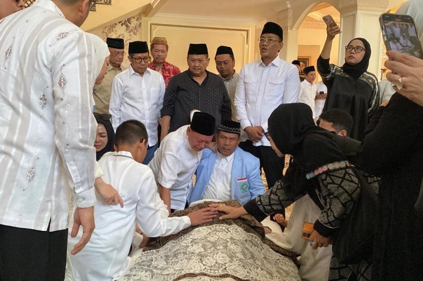 Suasana Haru, Istri Suryadharma Ali Menangis di Samping Jenazah Sang Suami - Bagian 3