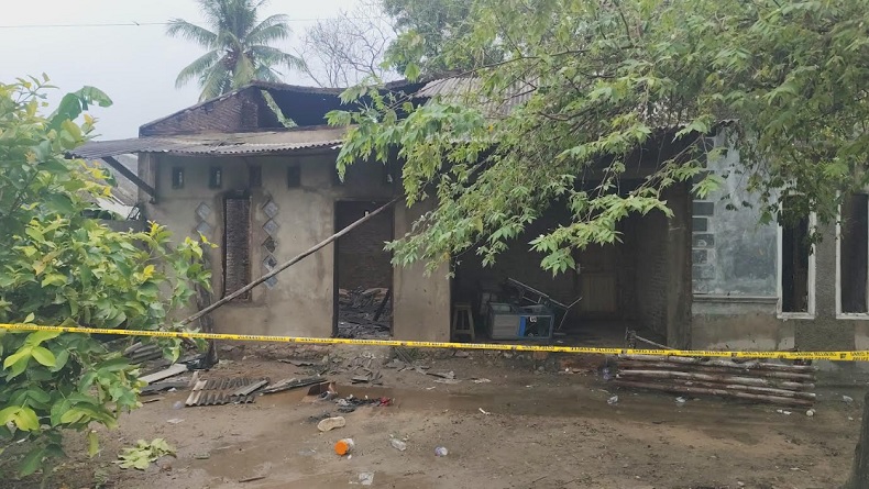 Rumah Terduga Pembunuh Pegawai Koperasi di Lampung Selatan Dibakar Massa