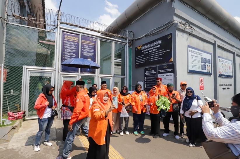 Ratusan Pendukung Tom Lembong Berdatangan ke Rutan Cipinang - Bagian 4