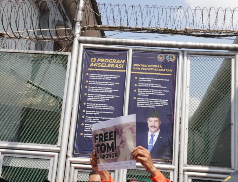Ratusan Pendukung Tom Lembong Berdatangan ke Rutan Cipinang - Bagian 2