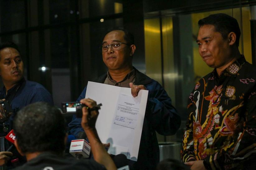 Penampakan Salinan Keppres Amnesti Hasto Kristiyanto Diserahkan ke KPK - Bagian 2