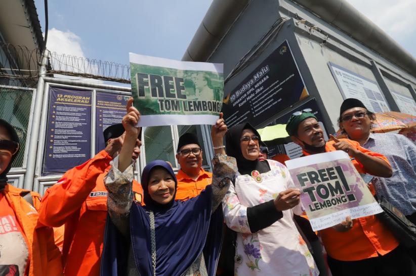 Ratusan Pendukung Tom Lembong Berdatangan ke Rutan Cipinang - Bagian 1