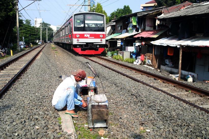 Demi Keamanan Warga, Pemprov DKI Jakarta Akan Pasang Pagar Pembatas di Bantaran Rel - Bagian 1