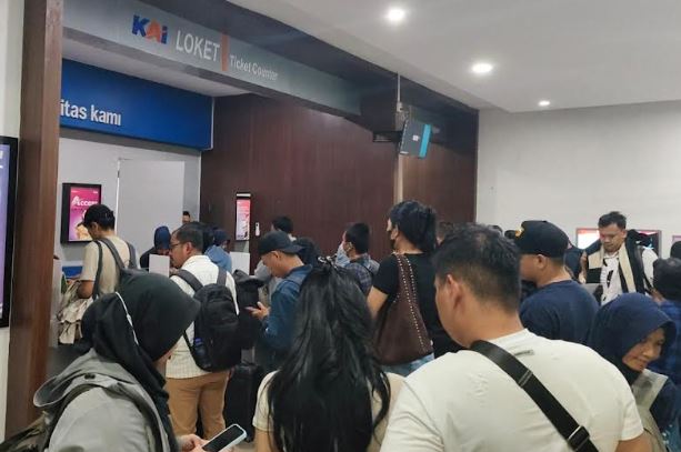 KA Argo Bromo Anjlok di Subang, Penumpang Menumpuk di Stasiun Cirebon