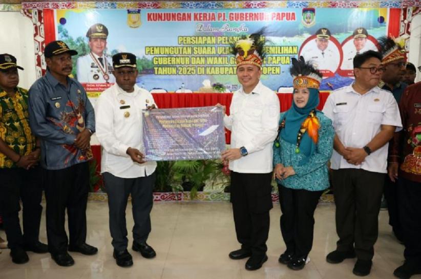 Pj Gubernur Papua Agus Fatoni Kunker ke Waropen, Beri Bantuan Pembangunan Bandara Botawa