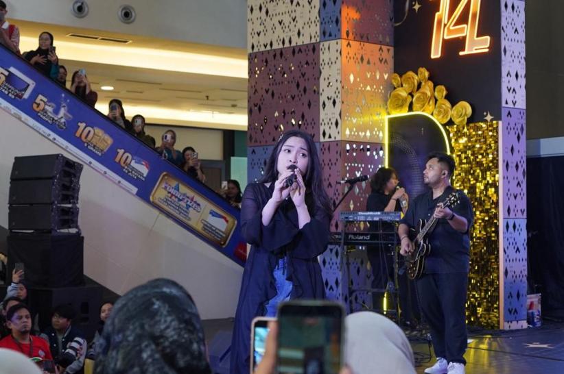 Penampilan Bernadya Hibur Penggemar di Tangcity Mall - Bagian 5