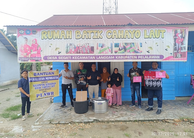 Dukung Rumah Kreatif Cahayo Laut, PT Nusa Wana Raya Beri Bantuan Alat Membatik