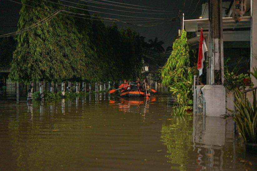 Banjir Setinggi 1 Meter Rendam Perumahan Jatibening Permai Bekasi Malam Ini - Bagian 3