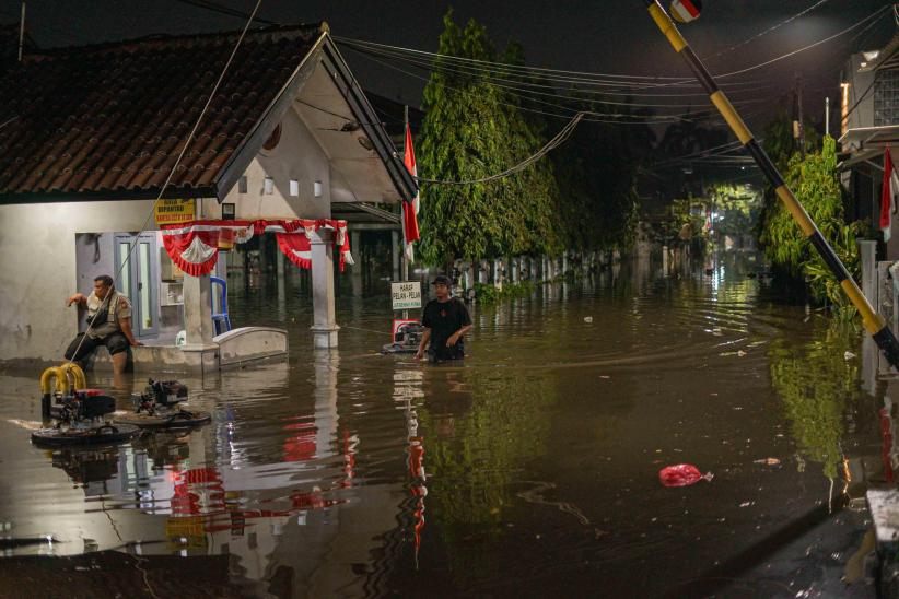 Banjir Setinggi 1 Meter Rendam Perumahan Jatibening Permai Bekasi Malam Ini - Bagian 2