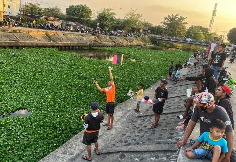 Langit Makassar Dipenuhi Layang-Layang - Bagian 5