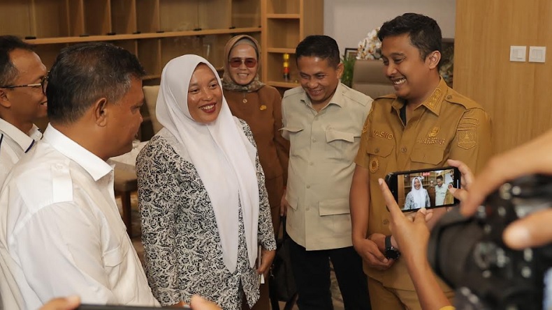 Aksinya Seberangi Sungai Viral, Bidan Dona Diundang Wagub Sumbar Dapat Penghargaan