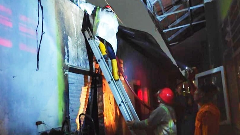 Kantin SMPN di Cirebon Terbakar, Warga Panik Api Nyaris Merambat ke Lab