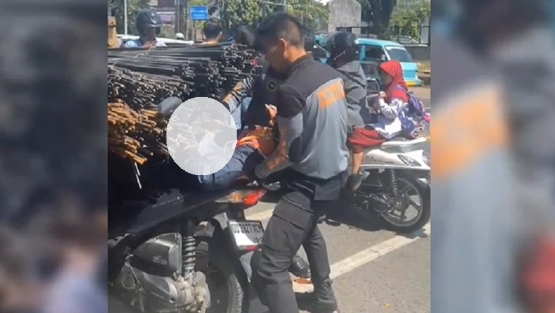 Kecelakaan Mengerikan di Makassar, Pemotor Tertancap Besi Muatan Truk