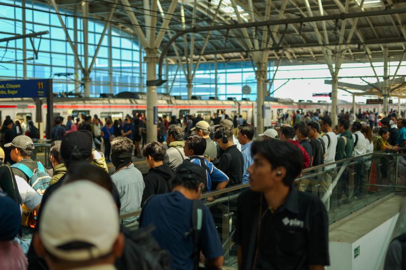 Penumpang KRL Menumpuk di Stasiun Manggarai - Bagian 4